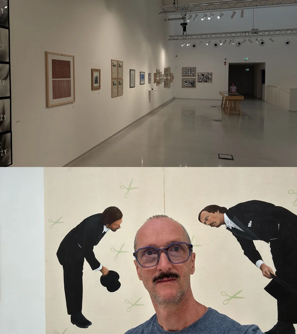 Ce n’était plus lui qui regardait l’œuvre. C’était l’œuvre qui semblait l’accueillir.
Il prit la photo pour en garder la preuve.
Il resta encore quelques secondes.
Après tout, on ne quitte pas trop vite des gens qui viennent de vous tirer leur chapeau. Il entre au musée, fier de sa nouvelle moustache. Devant un tableau, il s'arrête, intrigué. Deux messieurs le saluent d'un geste théâtral. Il comprend alors : la mode des moustaches est de retour, mais seulement dans l'art.