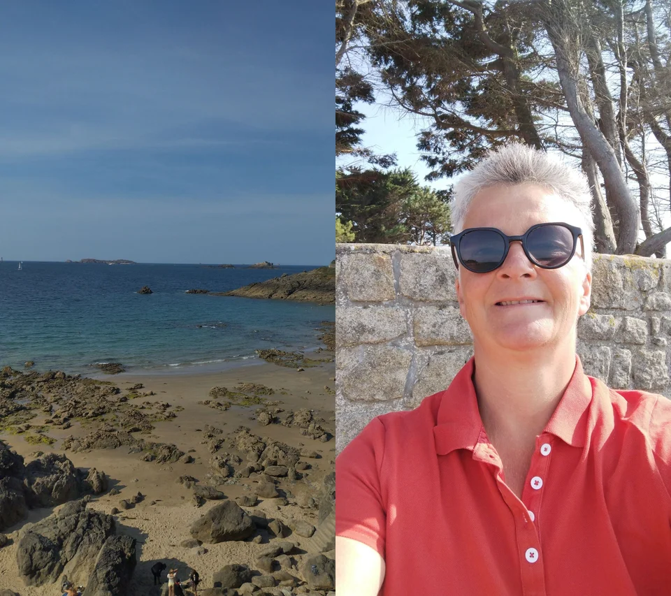 Elle regarde une pierre. Pas n'importe laquelle. Elle pourrait être un navire naufragé ou un souvenir oublié. Peut-être qu’elle était marin dans une autre vie, ou juste la gardienne d’une plage qui s’ignore.